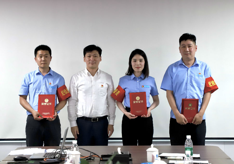 圖六 蘇位朕為獲獎小組頒獎.jpg